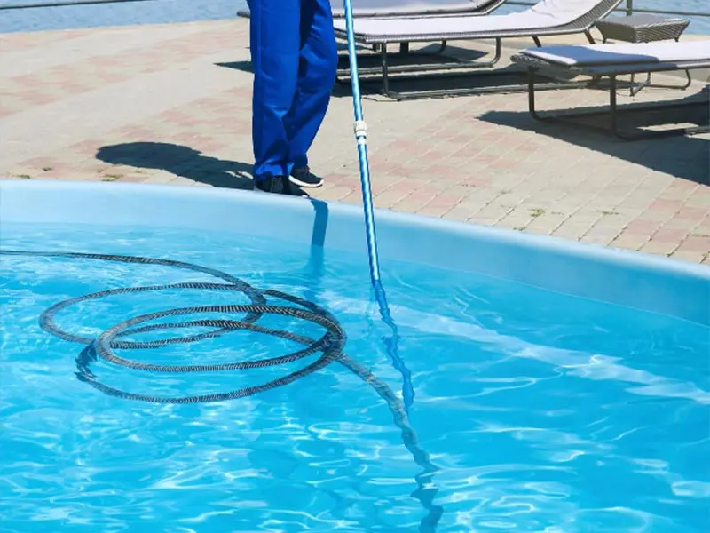 Piscina com revestimento azul limpa e tratada