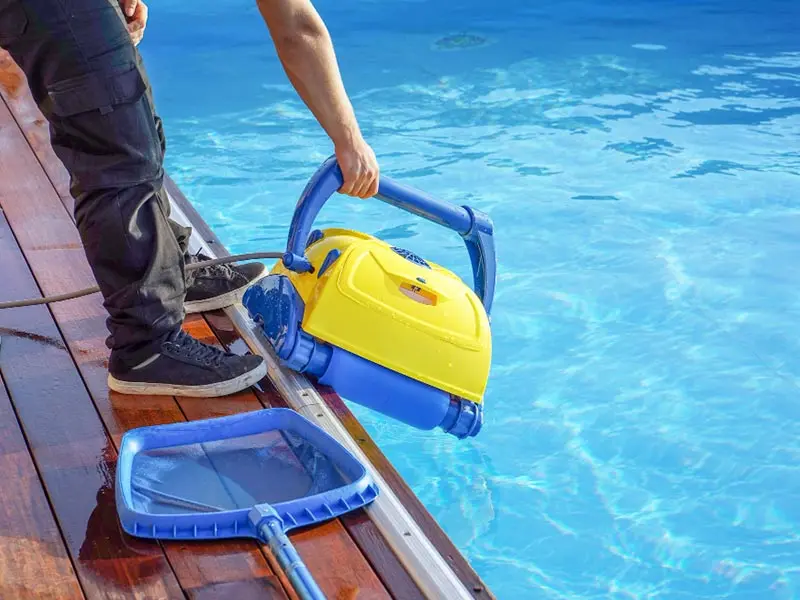 Piscina residencial com espreguiçadeiras após manutenção