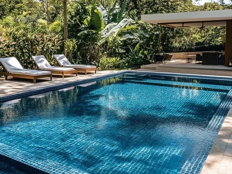 Área de piscina com jardim mantida pela Manancial Piscina