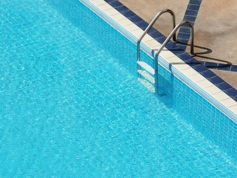 Piscina com água azul tratada e equilibrada
